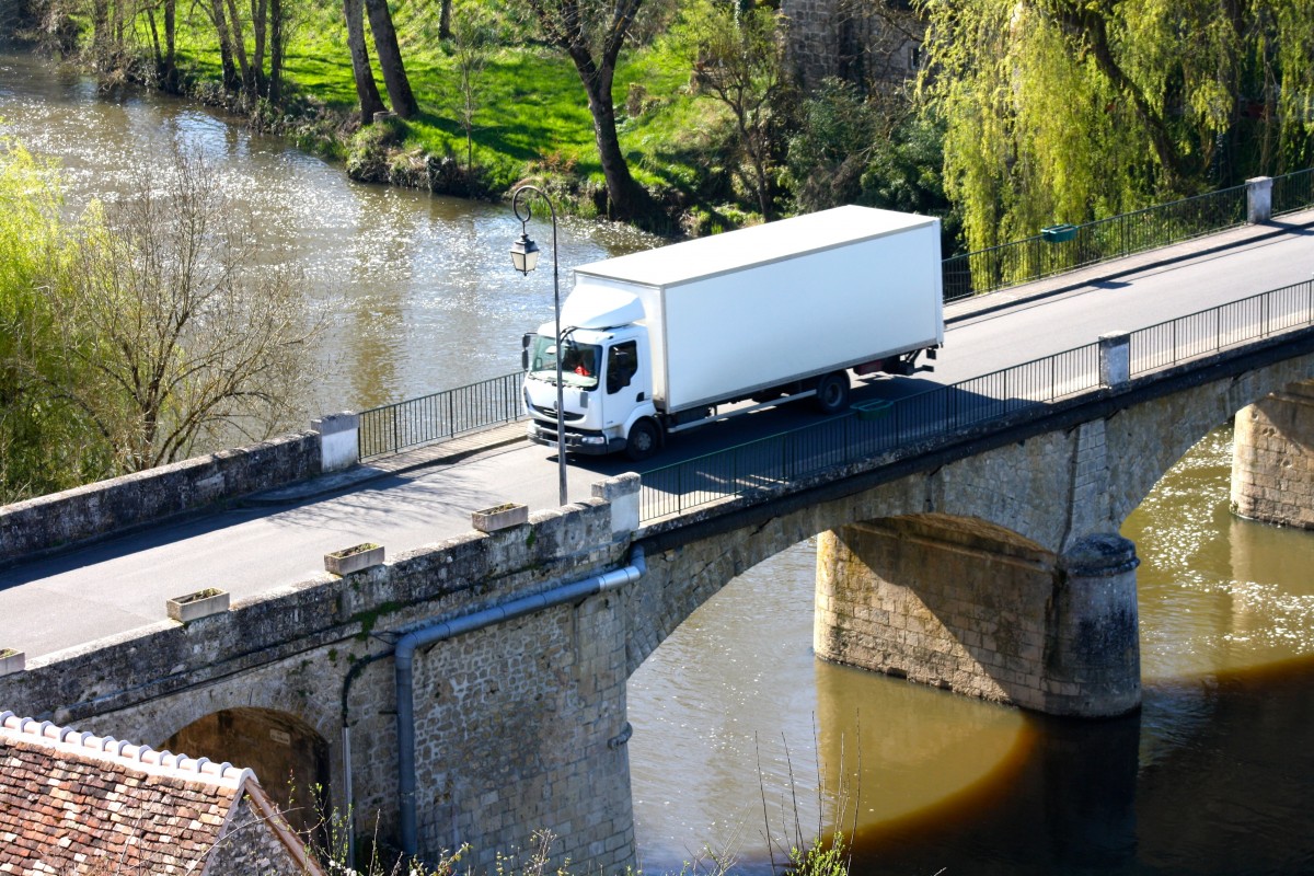 camion sur un pont